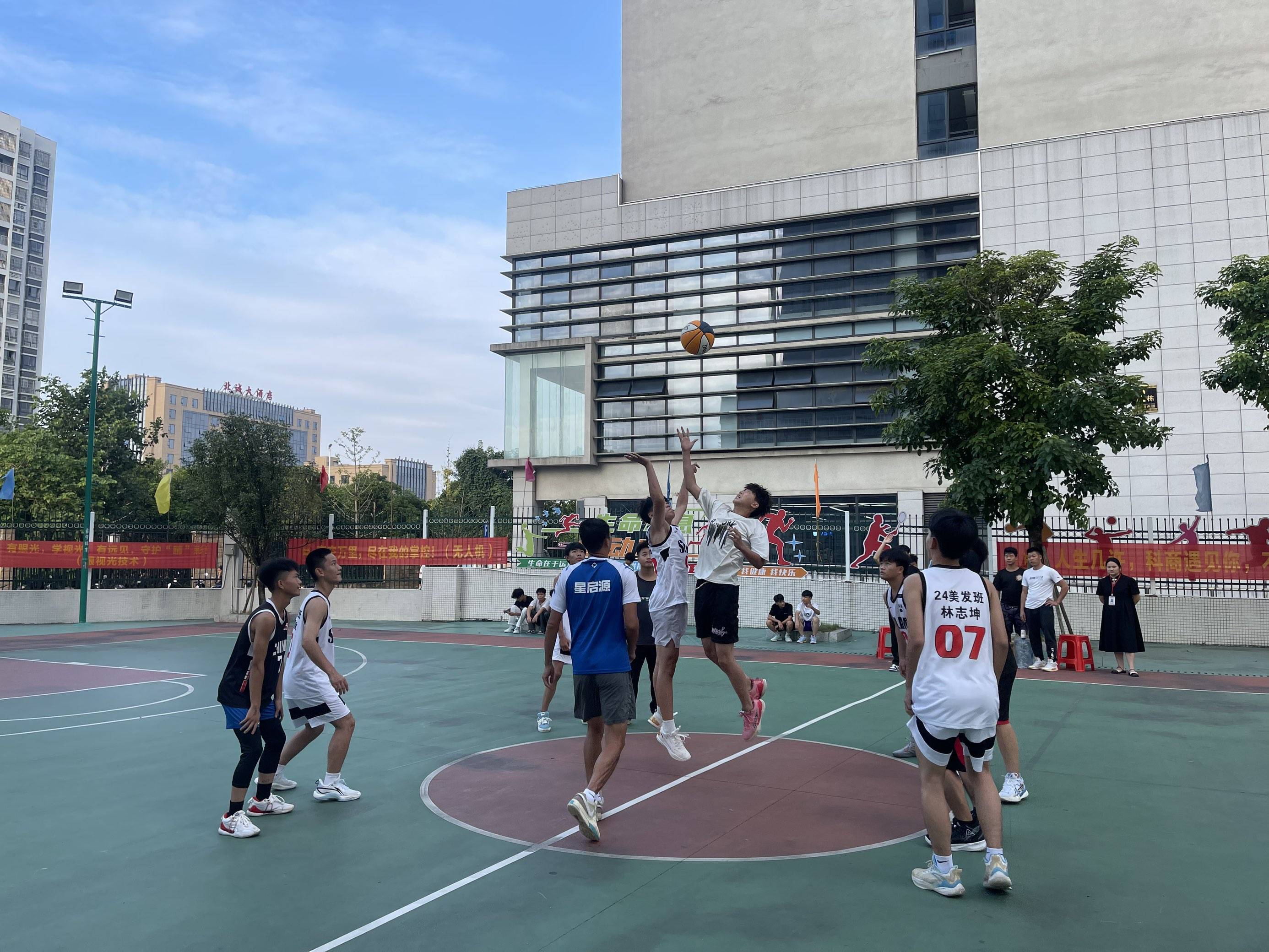 关于学校篮球队选拔赛开始招募新生，激发学生体育热情的信息