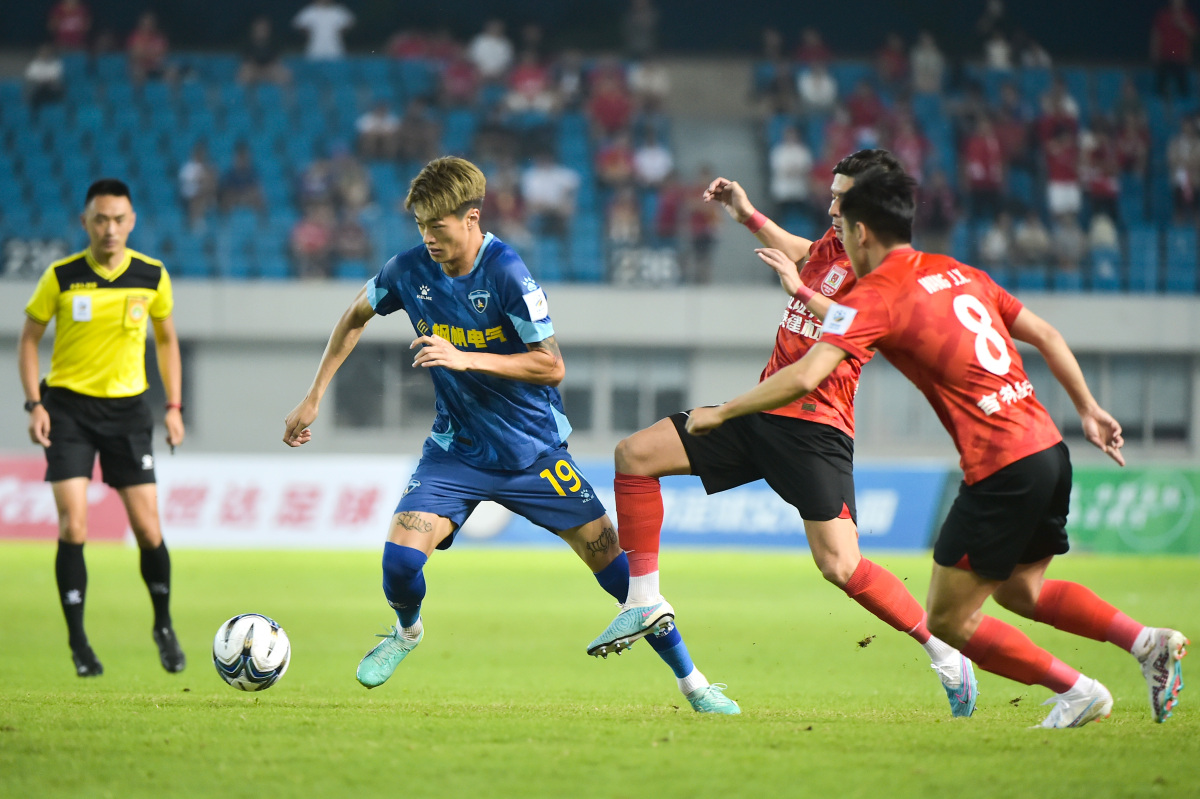 江西队实力较强，需谨防对手进攻