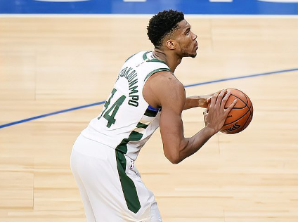 雄鹿豪取两连胜，字母哥领军带队资格赛