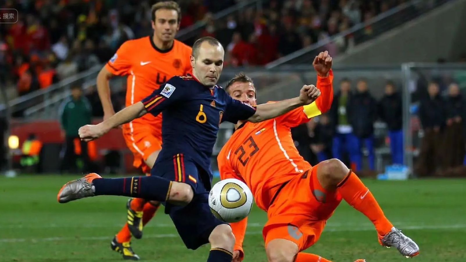 足球赛场惊现绝杀一幕，助力球队逆袭成功