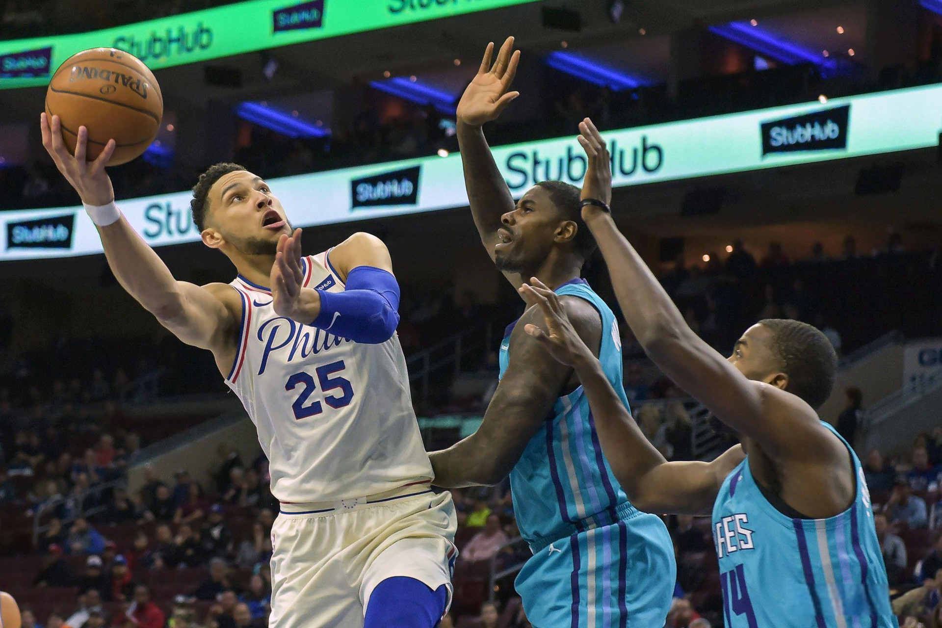 西蒙斯险胜冲击季后赛,狂砍50分关键表现点燃全场!